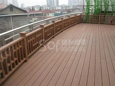 塑木地板 戶外空間的獨特美學與護欄設計藝術